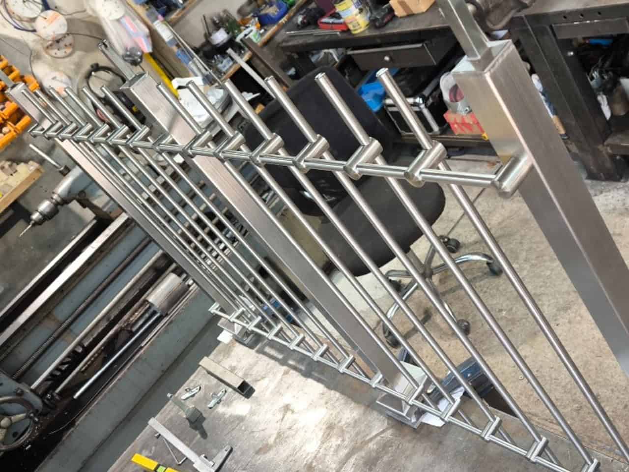 03 BLOG – Fémszerkezet – Mire érdemes figyelni – főkép fém lépcsőkorlát készítése